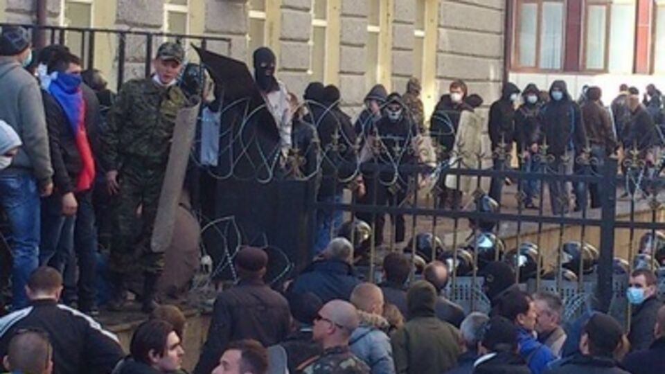 Люди скандируют пророссийские лозунги, держат в руках флаги Российской Федерации