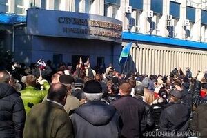 По предварительным данным, у здания управления СБУ пострадали два человека