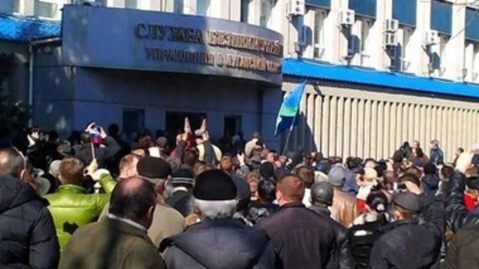 По предварительным данным, у здания управления СБУ пострадали два человека