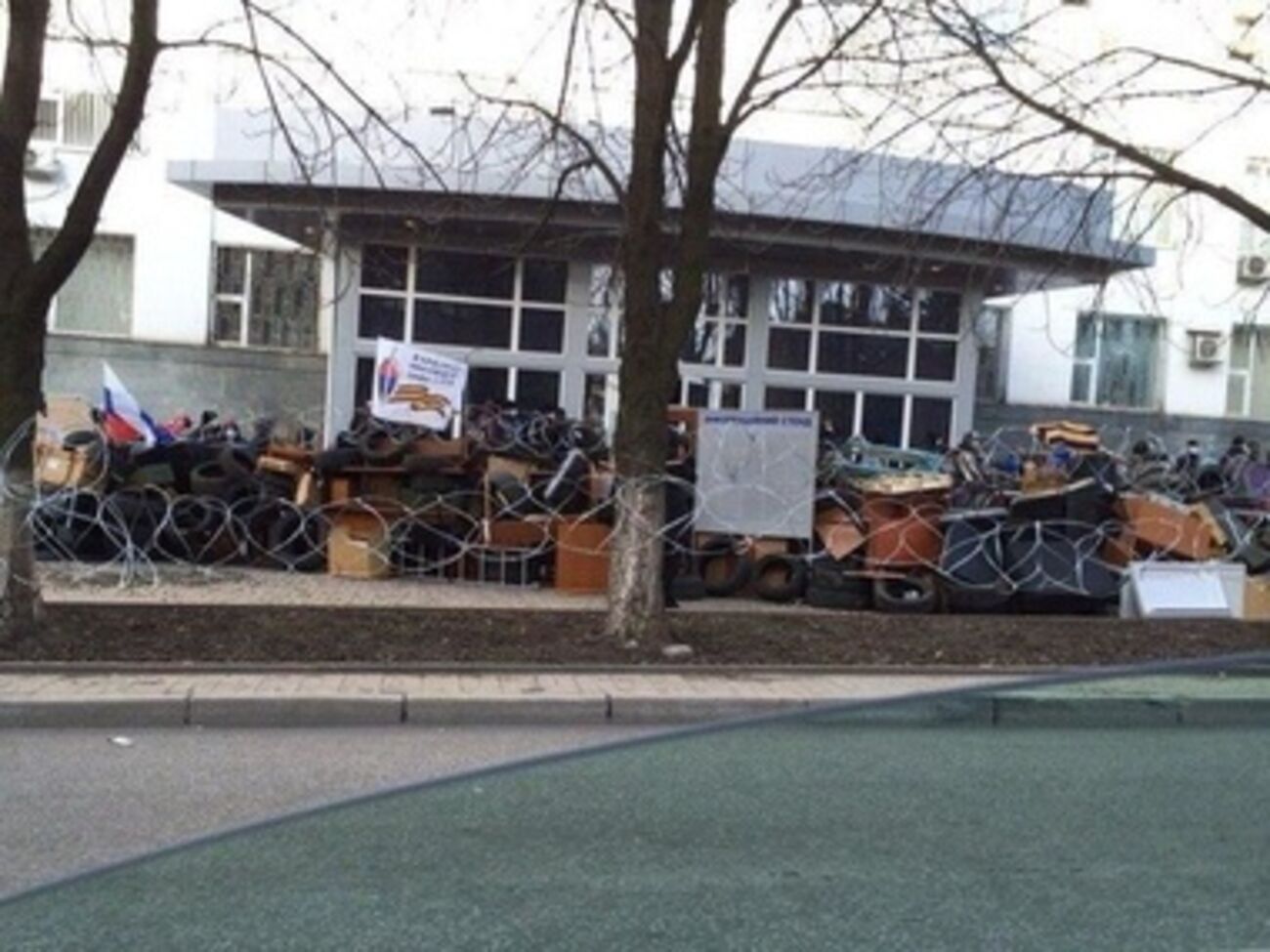 Сепаратисты заблокировали здание донецкого СБУ шинами