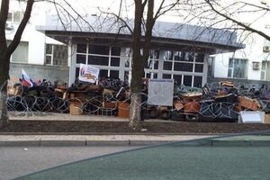 Сепаратисты заблокировали здание донецкого СБУ шинами