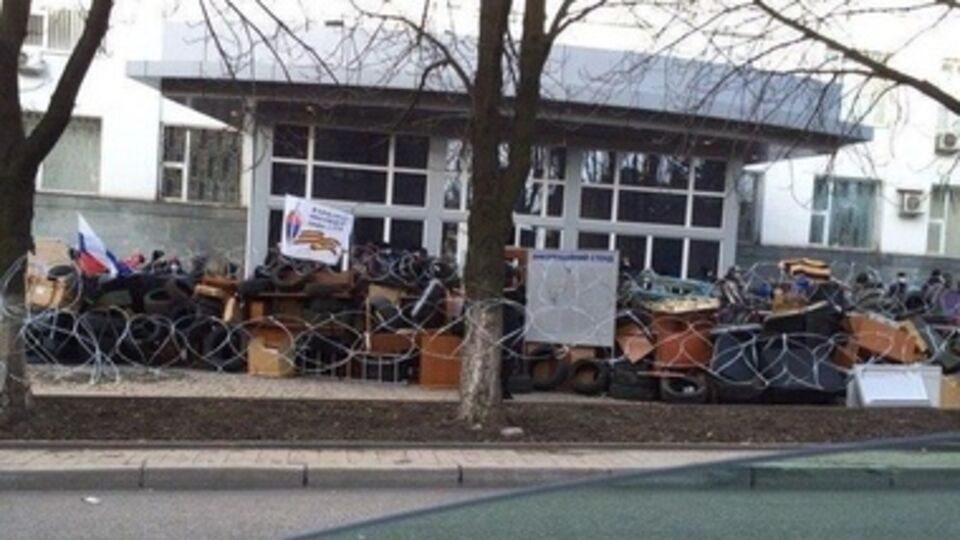 Сепаратисты заблокировали здание донецкого СБУ шинами