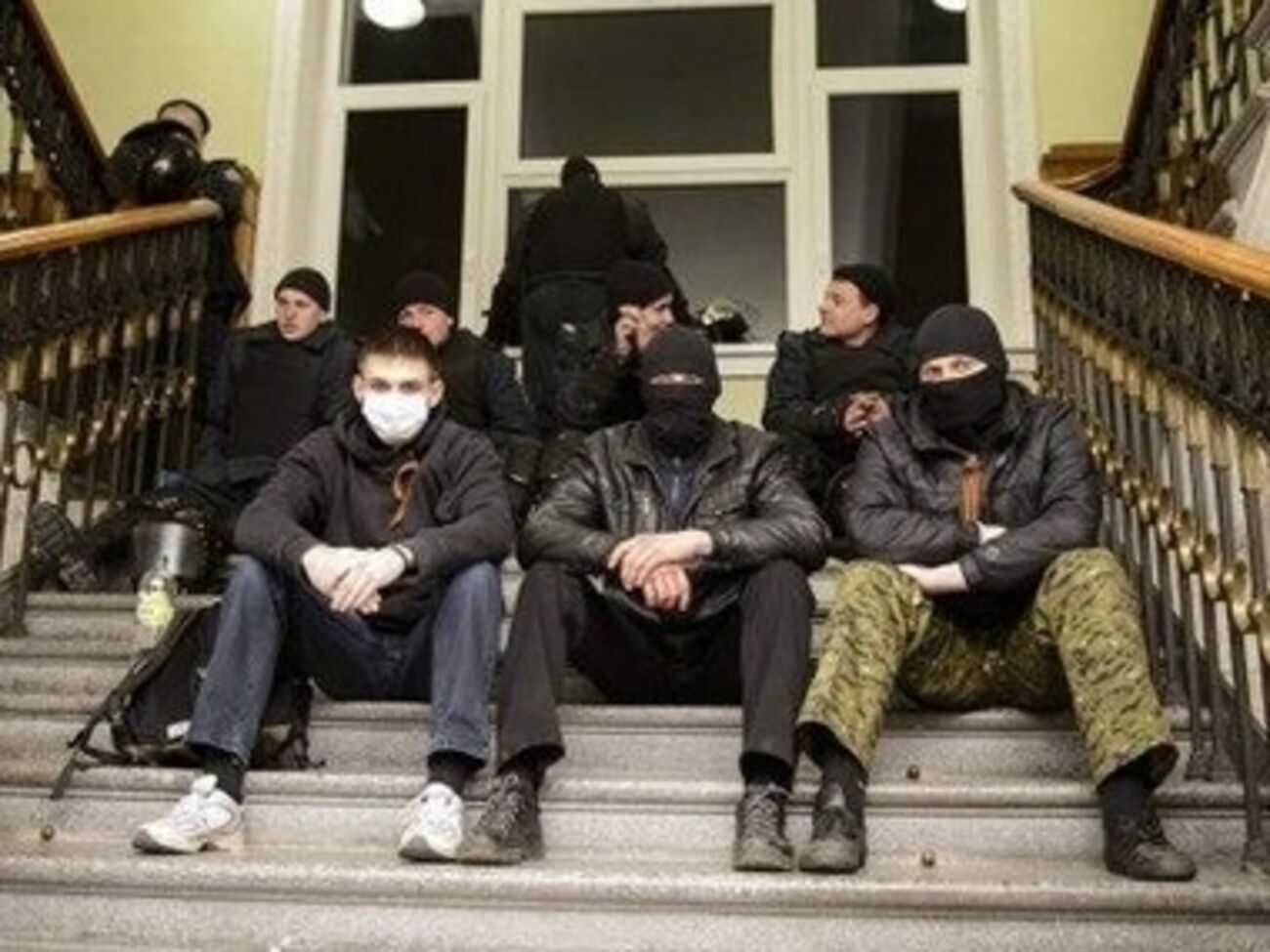 Внутри админздания в Харькове по-прежнему пророссийские активисты. За их спинами &ndash; милиционеры
