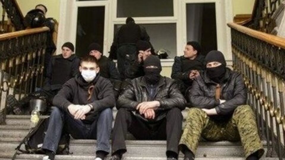 Внутри админздания в Харькове по-прежнему пророссийские активисты. За их спинами – милиционеры