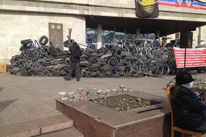 Под захваченные облгосадминистрацию и СБУ в Донецке принесли шины и проволоку. Фоторепортаж