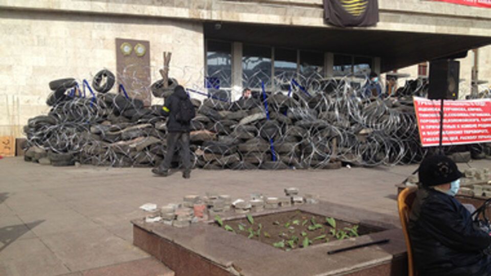 Под захваченные облгосадминистрацию и СБУ в Донецке принесли шины и проволоку. Фоторепортаж