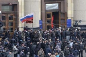 Сепаратисты у здания Харьковской ОГА