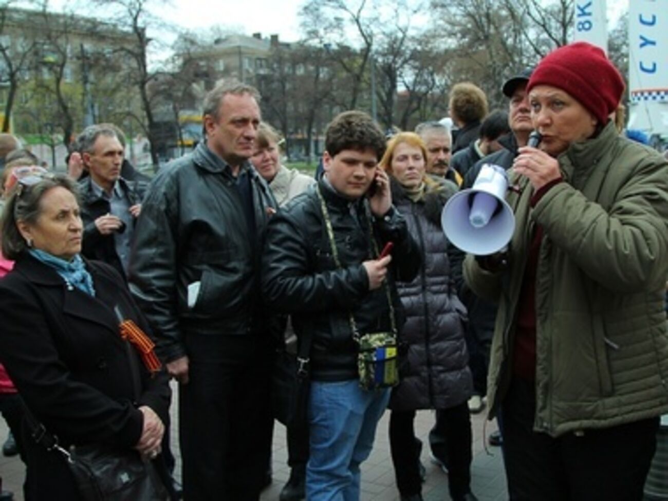 На митинг собралось около сотни пророссийский активистов