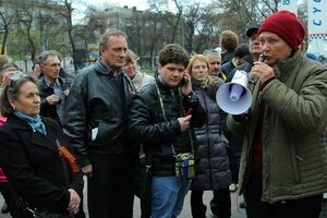 На митинг собралось около сотни пророссийский активистов