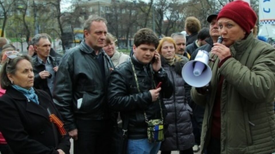 На митинг собралось около сотни пророссийский активистов