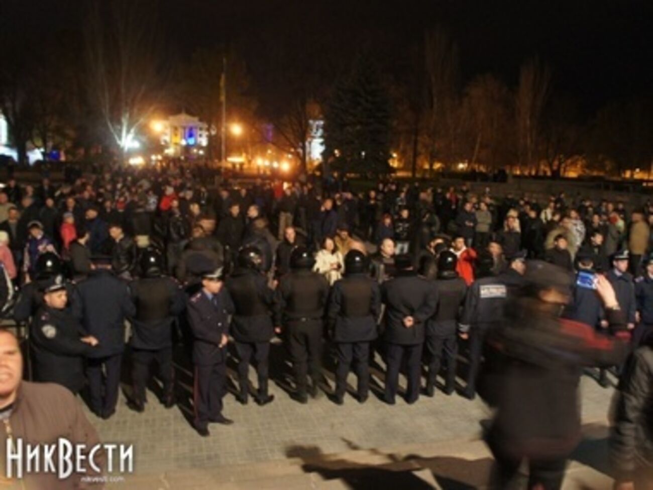 На площади перед ОГА в Николаеве --- ожесточенные столкновения