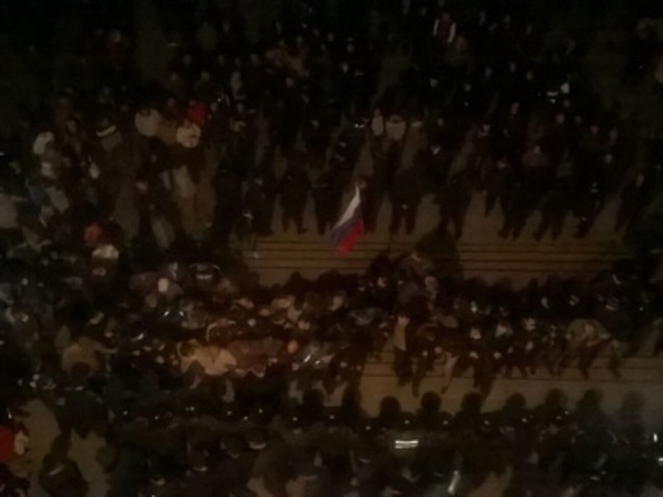 Милиция и протестующие под зданием Николаевской ОГА