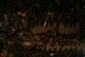 Милиция и протестующие под зданием Николаевской ОГА