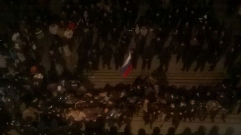 Милиция и протестующие под зданием Николаевской ОГА