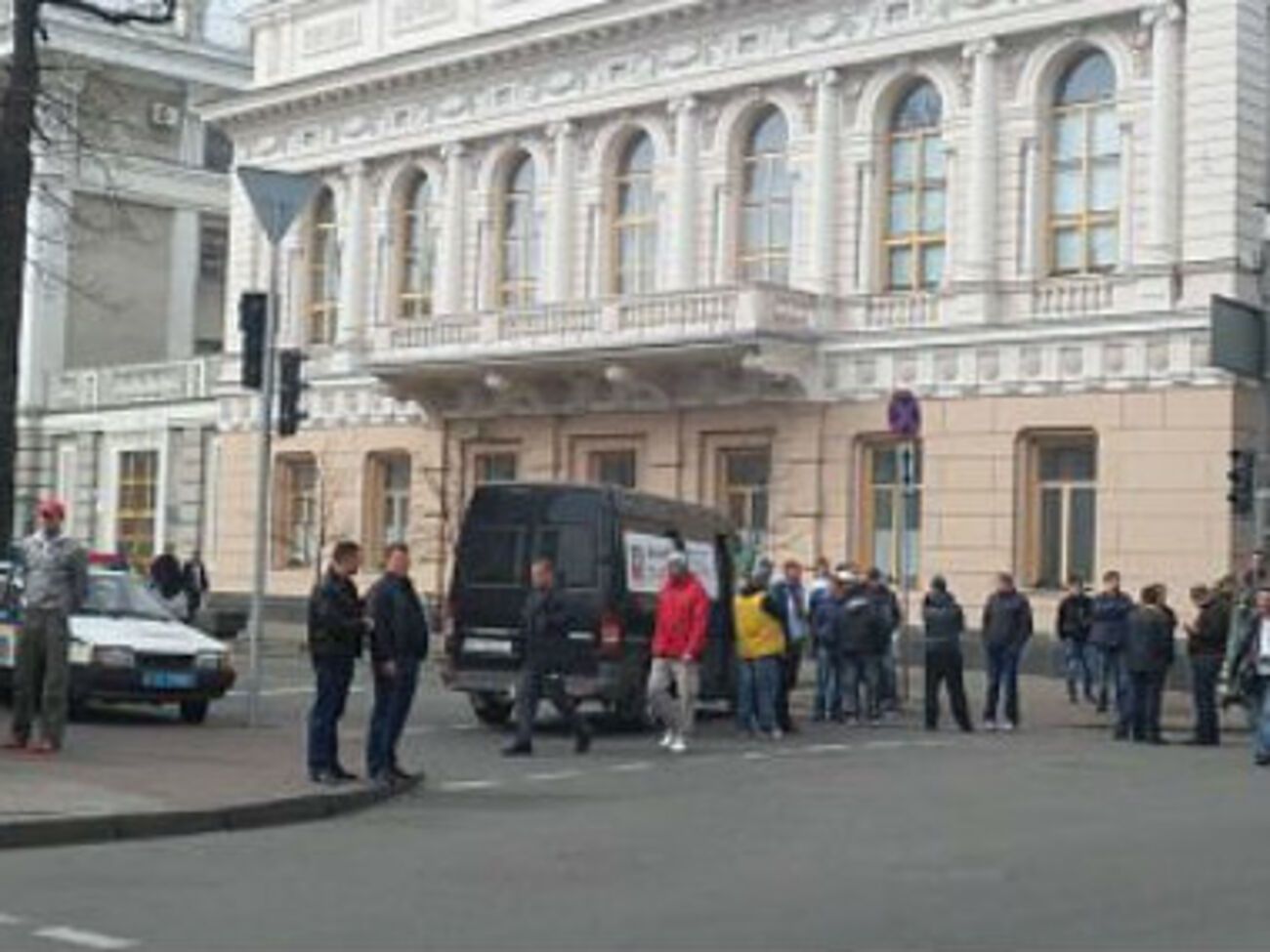 Улицу перекрыли микроавтобусами