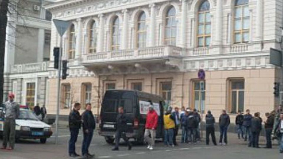 Улицу перекрыли микроавтобусами