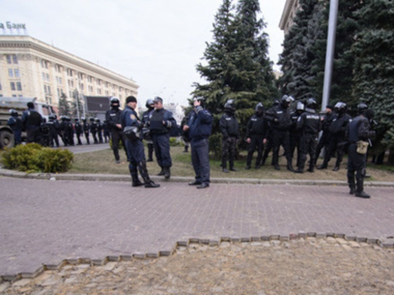 В Харькове пророссийские активисты напали на автобус с силовиками
