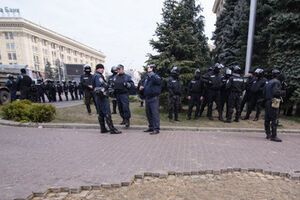 В Харькове пророссийские активисты напали на автобус с силовиками