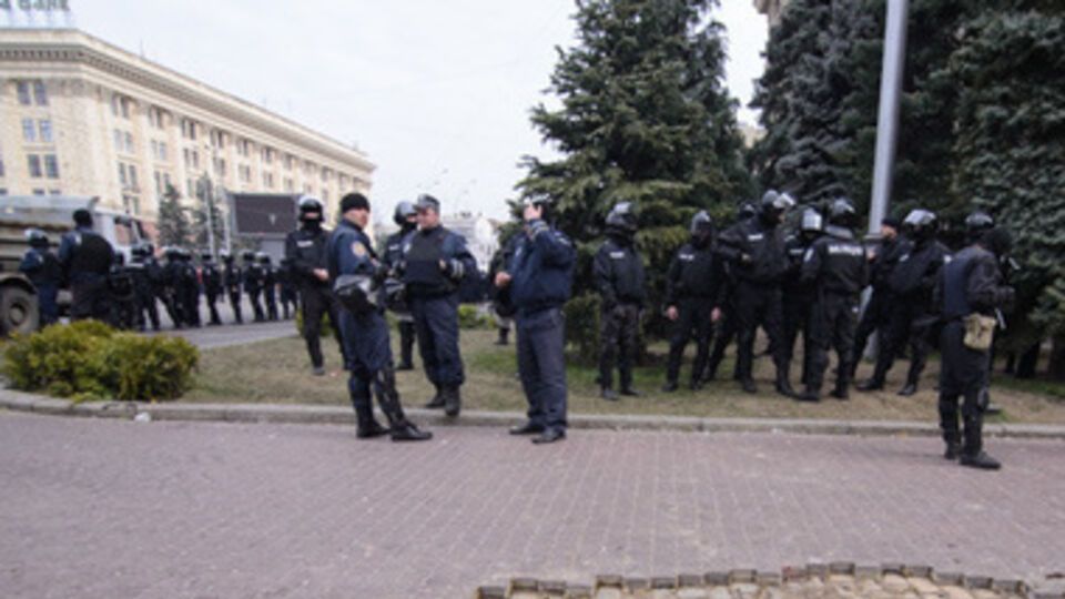 В Харькове пророссийские активисты напали на автобус с силовиками