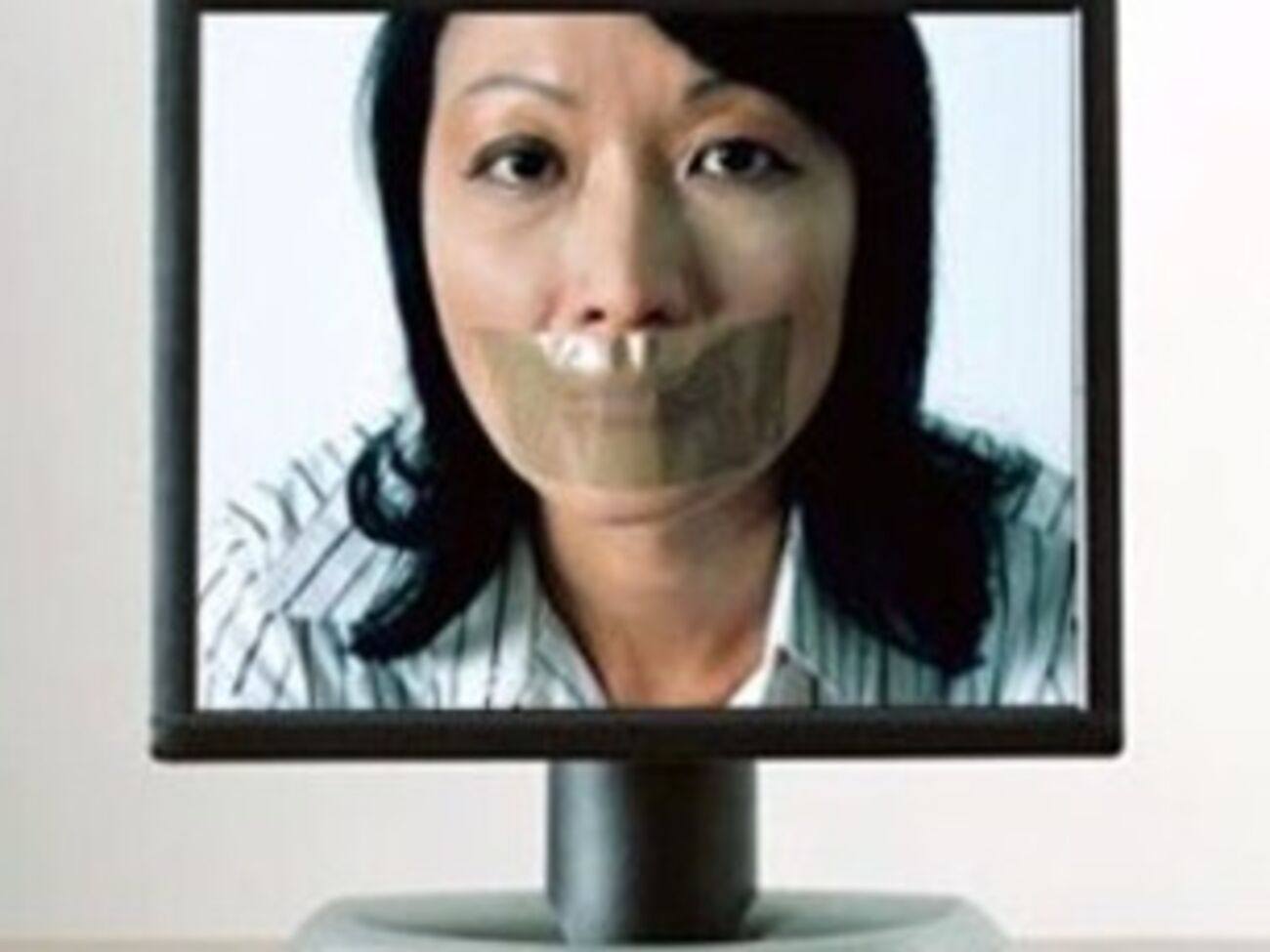 Донецкую облгосадминистрацию обложили шинами, брусчаткой, бочками и дровами. Фоторепортаж