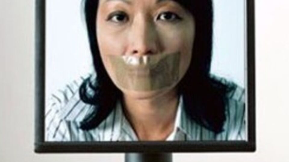 Донецкую облгосадминистрацию обложили шинами, брусчаткой, бочками и дровами. Фоторепортаж