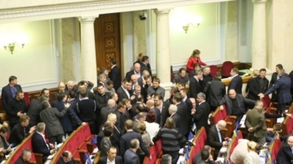 Верховная Рада со второй попытки продлила работу специальной комиссии