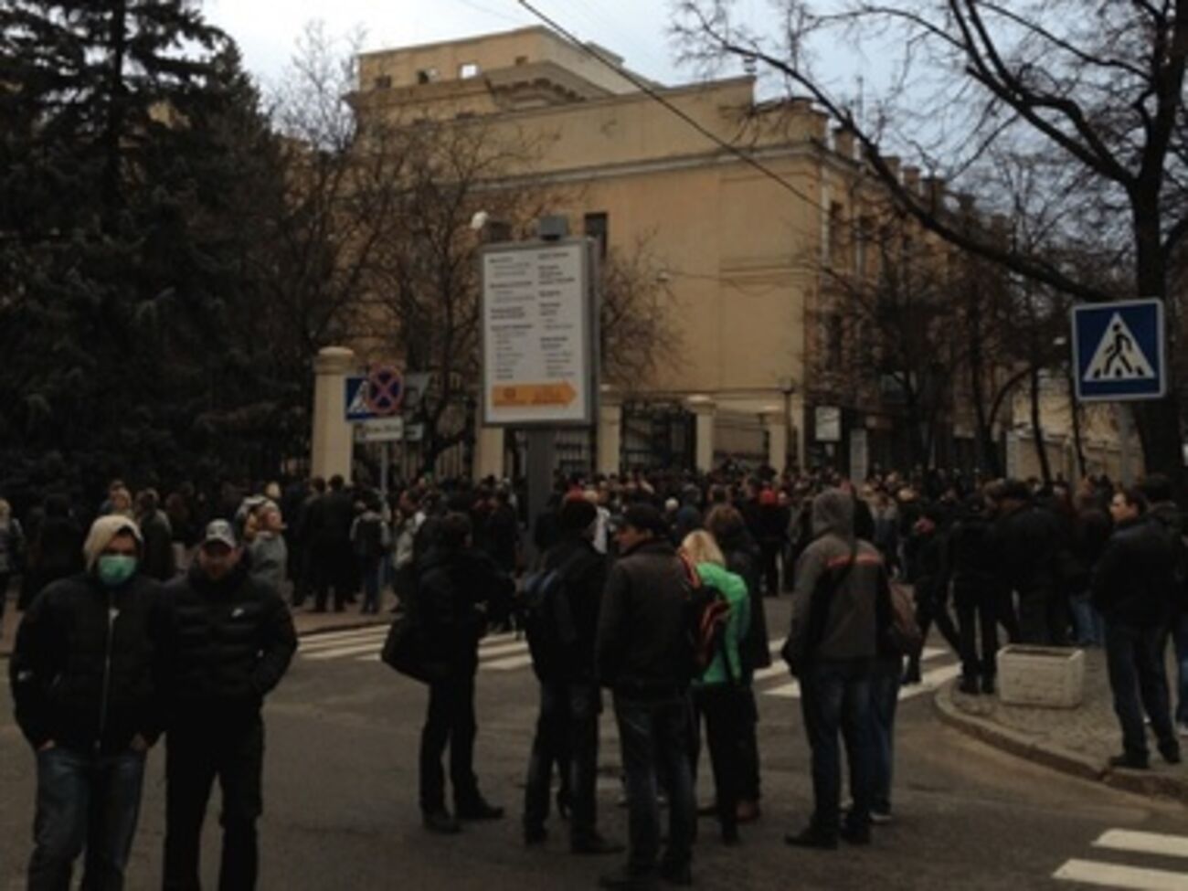 Сепаратисты продолжают блокировать здание Харьковской облгосадминистрации