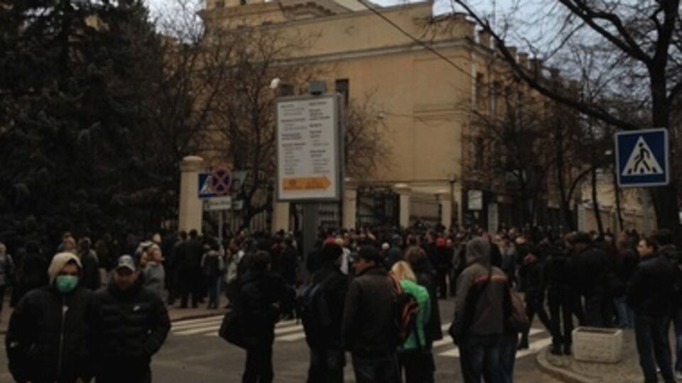 Сепаратисты продолжают блокировать здание Харьковской облгосадминистрации