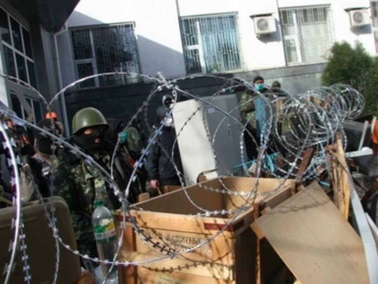 В Донецке здание СБУ до сих пор заблокировано сепаратистами