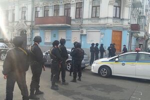 Силовики перекрыли улицу в двух местах