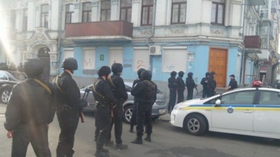 Силовики перекрыли улицу в двух местах