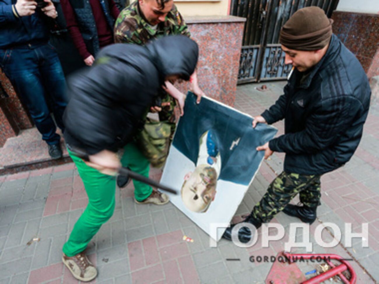 Досталось не только Ленину, но и всей партийной символике КПУ