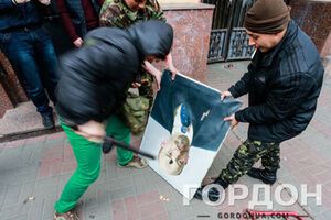 Досталось не только Ленину, но и всей партийной символике КПУ