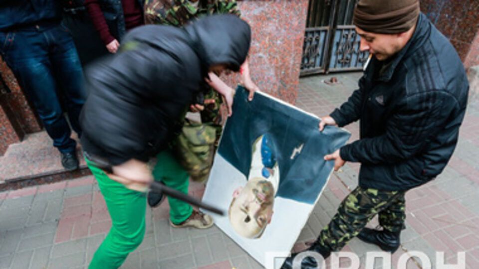 Досталось не только Ленину, но и всей партийной символике КПУ