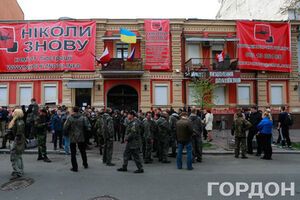 СМИ: "Канцелярскую сотню" не выселили из офиса КПУ
