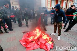 Днем возле здания КПУ жгли флаги коммунистов
