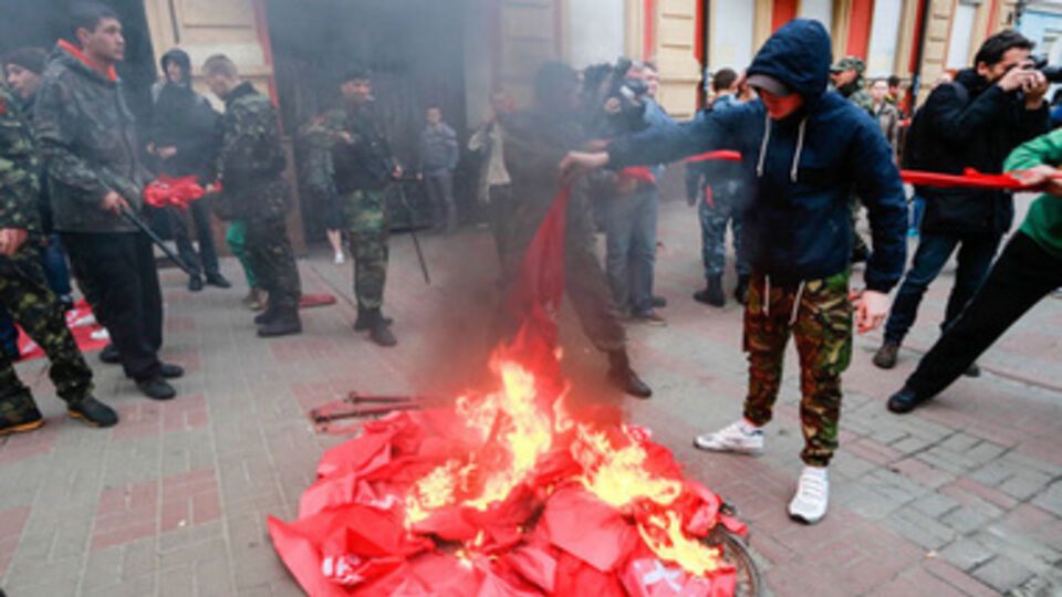 Днем возле здания КПУ жгли флаги коммунистов