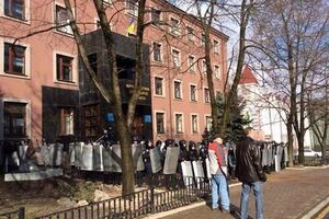 У милиции отобрали щиты и дубинки