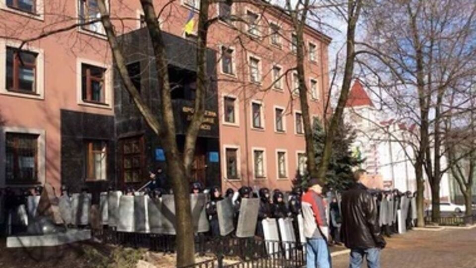 У милиции отобрали щиты и дубинки