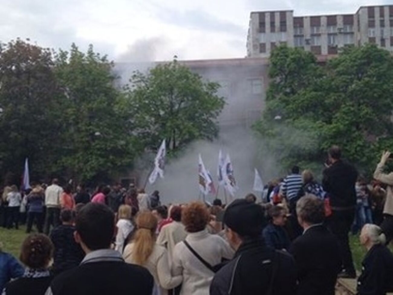 В здании прокуратуры выбиты стекла, есть раненые