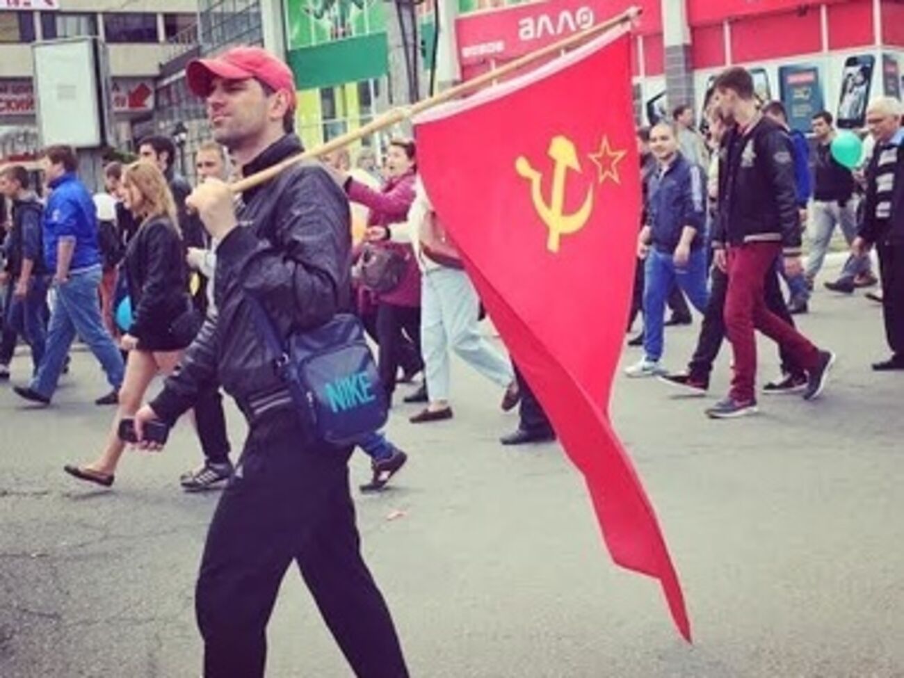 В лучших традициях СССР. В Симферополе прошла первомайская демонстрация. Фоторепортаж