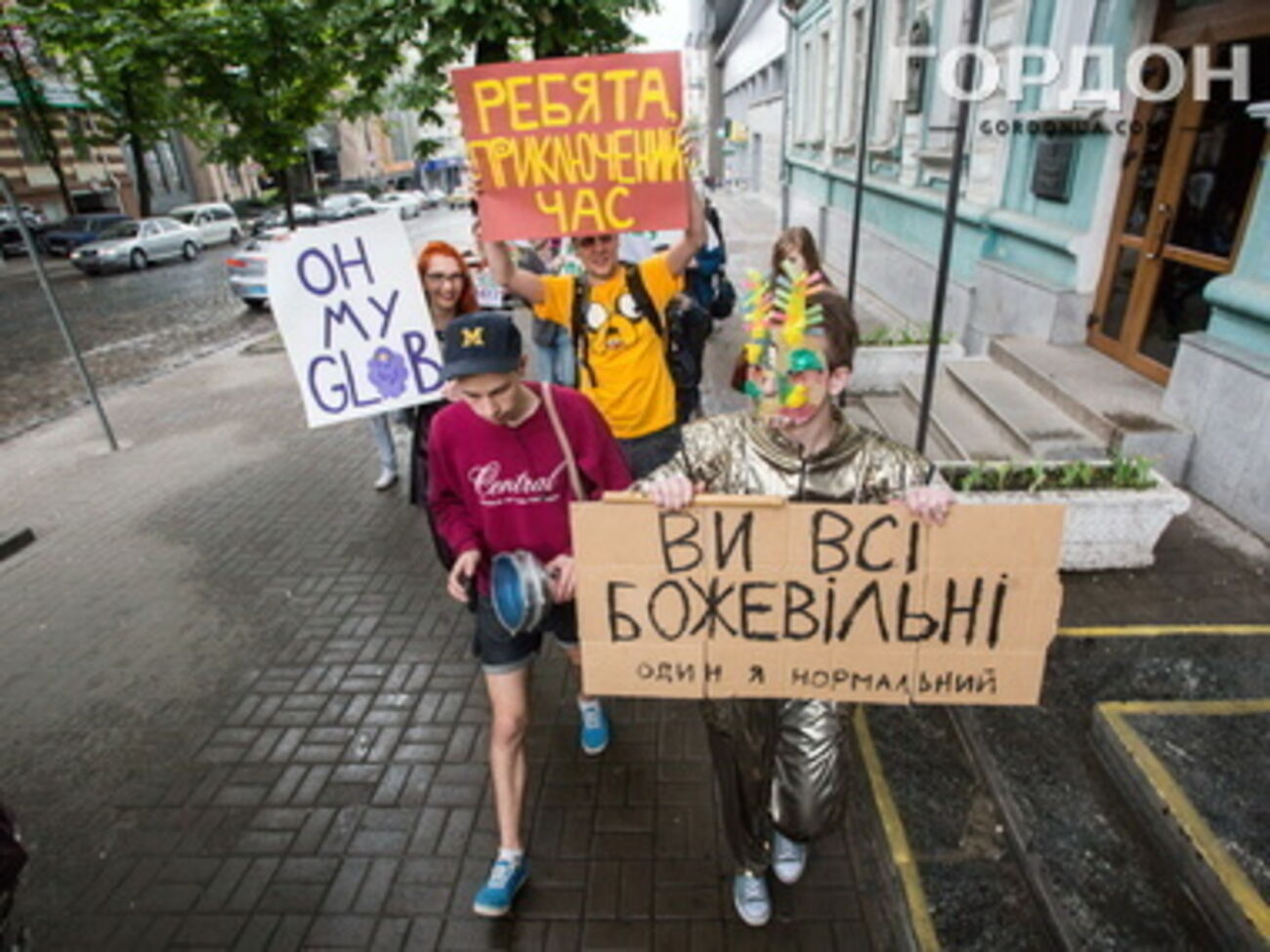 Демонстранты попали под дождь, однако акцию не прекратили.