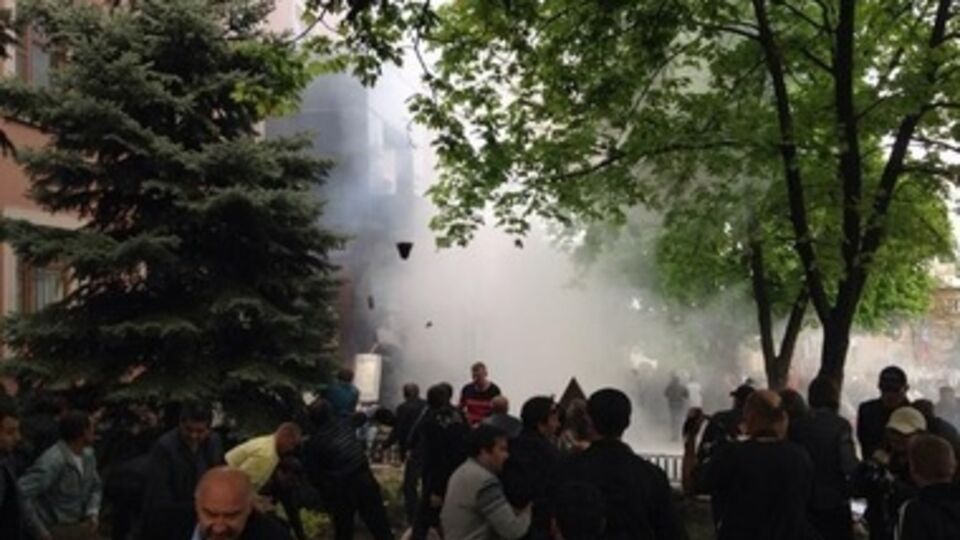 Возле здания прокуратуры продолжаются взрывы