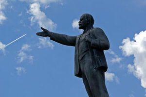 В Глухове Ленина облили краской