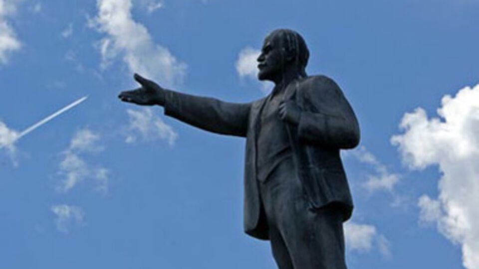 В Глухове Ленина облили краской