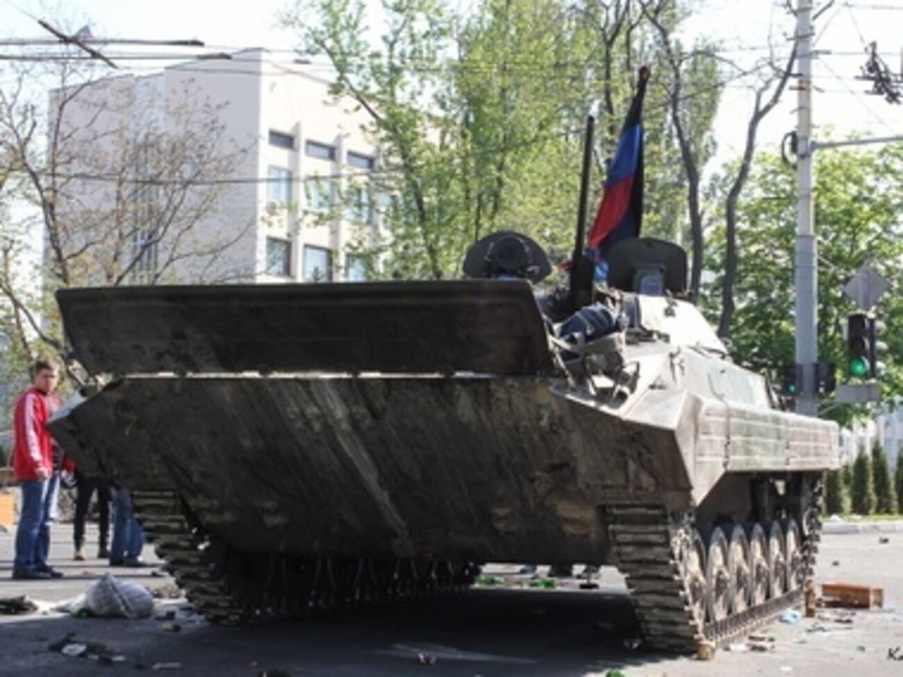 По неподтвержденной информации, БМП подожгли сами жители.