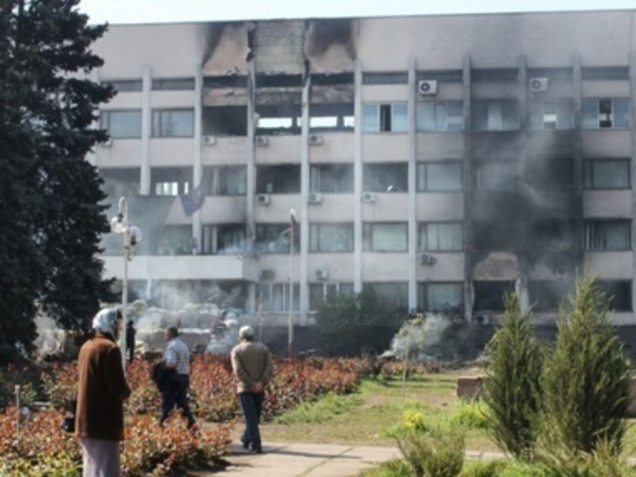 Сгоревшие баррикады возле админзданий Мариуполя