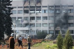 Сгоревшие баррикады возле админзданий Мариуполя