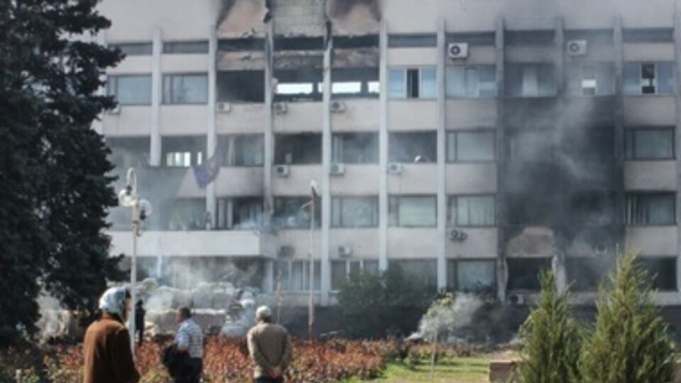 Сгоревшие баррикады возле админзданий Мариуполя