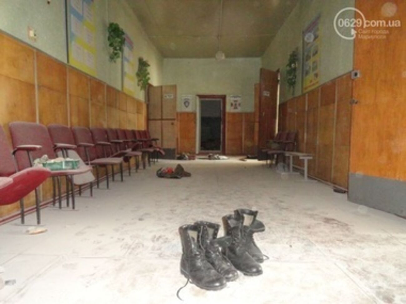 На плацу и в казармах разбросаны форма и личные вещи военнослужащих.